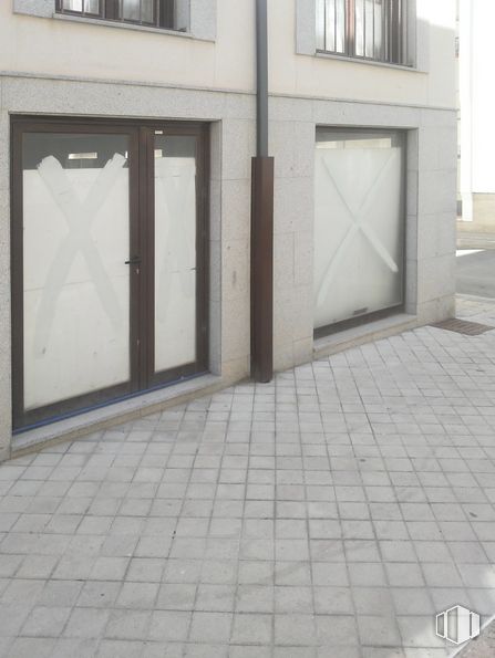 Retail for sale at Calle San Miguel, 1, El Espinar, Segovia, 40400 with door, window, building, road surface, fixture, wood, floor, brickwork, flooring and home door around