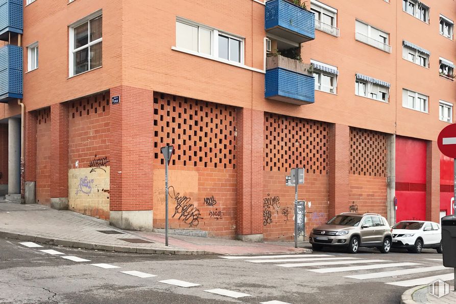 Retail for rent at Avenida Asturias, 34, Tetuán, Madrid, 28035 with car, window, building, wheel, vehicle, road surface, tire, brick, house and neighbourhood around