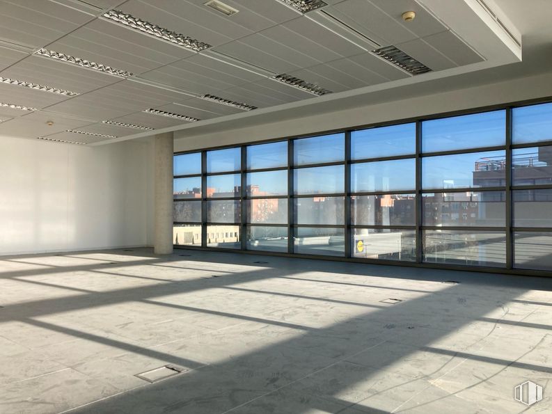 Oficina en alquiler en Edificio 1, Calle Huelva, 16, Alcobendas, Madrid, 28100 con durante el día, cielo, sombra, accesorio, edificio, interiorismo, ventana, suelo, suelos y vidrio alrededor