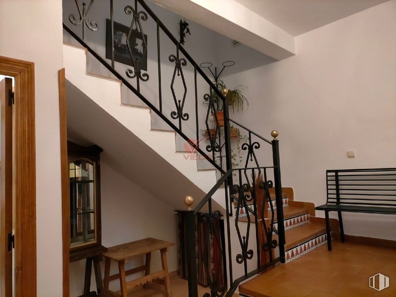 Local en venta en Centro, Huete, Cuenca, 16540 con mesa de trabajo, escaleras, interiorismo, pared, pasamanos, suelos, madera, suelo, balaustre y alumbrado alrededor