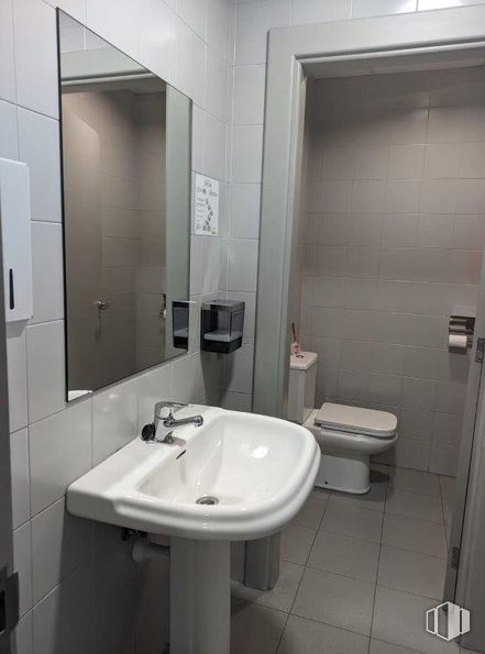 Retail for rent at Avenida Asturias, 57, Tetuán, Madrid, 28035 with sink, mirror, toilet, tap, bathroom sink, property, plumbing fixture, bathroom, purple and building around