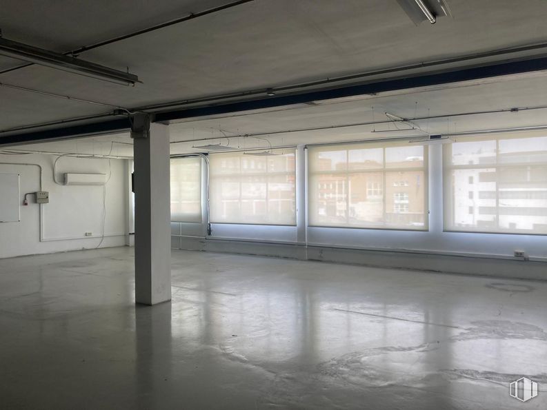 Industrial for rent at Zona Simancas, San Blas - Canillejas, Madrid, 28037 with window, fixture, building, flooring, shade, hall, composite material, glass, ceiling and tints and shades around