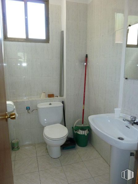 Local en alquiler en Zona Centro, Las Rozas de Madrid, Madrid, 28230 con inodoro, fregadero, ventana, accesorio de fontanería, lavabo de baño, espejo, baño, morado, accesorio y asiento de inodoro alrededor