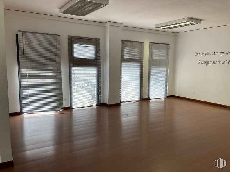 Office for rent at Calle Capitán Angosto Gómez, Aranjuez, Madrid, 28300 with light fixture, window blind, lighting, window, building, fixture, wood, shade, interior design and flooring around