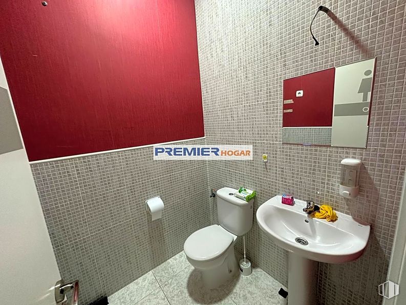 Retail for rent at Avenida Dr. Fleming, Yuncos, Toledo, 45210 with sink, toilet, mirror, tap, bathroom sink, plumbing fixture, bathroom, building, purple and interior design around