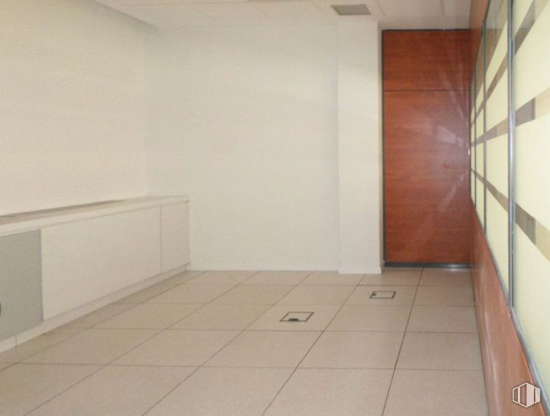 Office for sale & for rent at Edificio Alba, Calle Rosa de Lima, 1, Las Rozas de Madrid, Madrid, 28290 with door, wood, fixture, flooring, interior design, floor, hardwood, wood stain, tile flooring and ceiling around