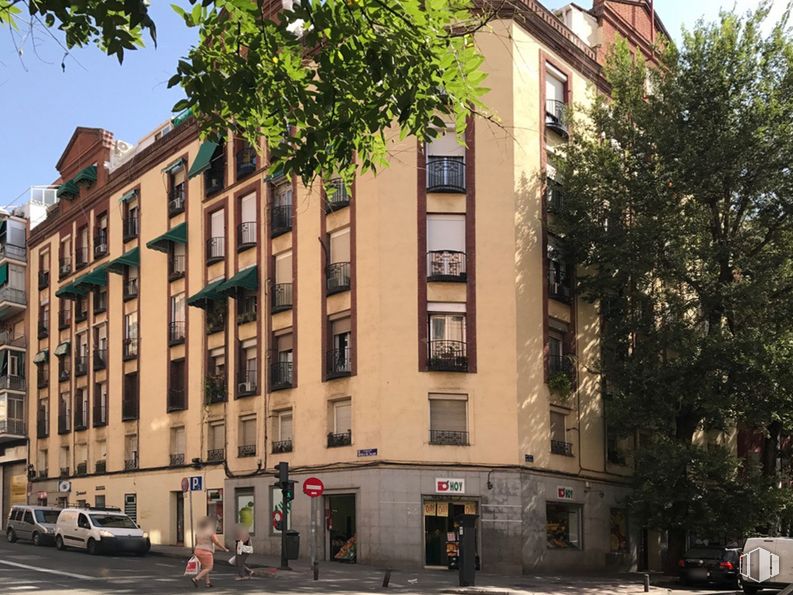 Retail for sale at Zona Arganzuela, Arganzuela, Madrid, 28045 with building, property, window, wheel, tire, plant, sky, tree, urban design and condominium around