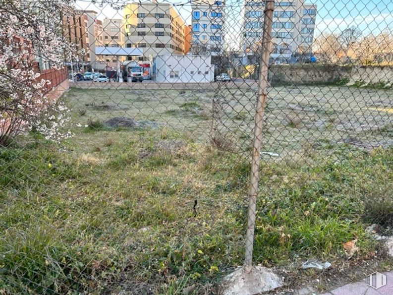 Suelo en alquiler en Calle Muguet, 15, Carabanchel, Madrid, 28044 con edificio, planta, terreno, árbol, malla, cerca de alambre, hierba, zona residencial, cubierta vegetal y valla alrededor