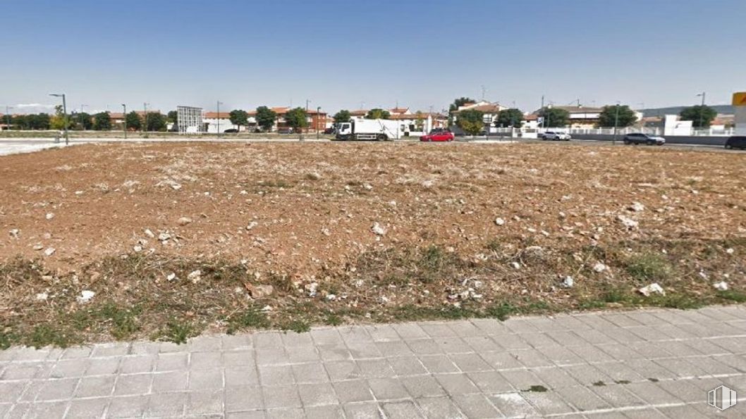 Land for sale at Avenida Bulevar Castilla La Mancha, 4, Marchamalo, Guadalajara, 19180 with sky, tree, land lot, road surface, plant, asphalt, grass, groundcover, road and landscape around