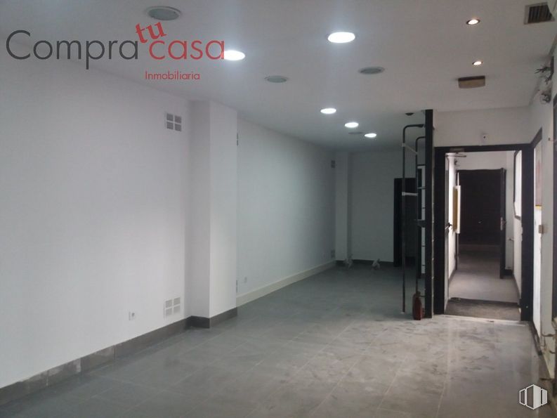 Retail for sale & for rent at Paseo Ezequiel González, Segovia, 40002 with property, fixture, hall, floor, flooring, space, ceiling, glass, room and light fixture around