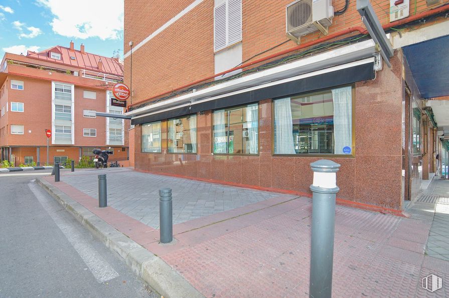 Local en venta en Calle San Emilio, Ciudad Lineal, Madrid, 28017 con ventana, edificio, superficie de la carretera, albañilería, ladrillo, diseño urbano, nube, pared, acera y fachada alrededor