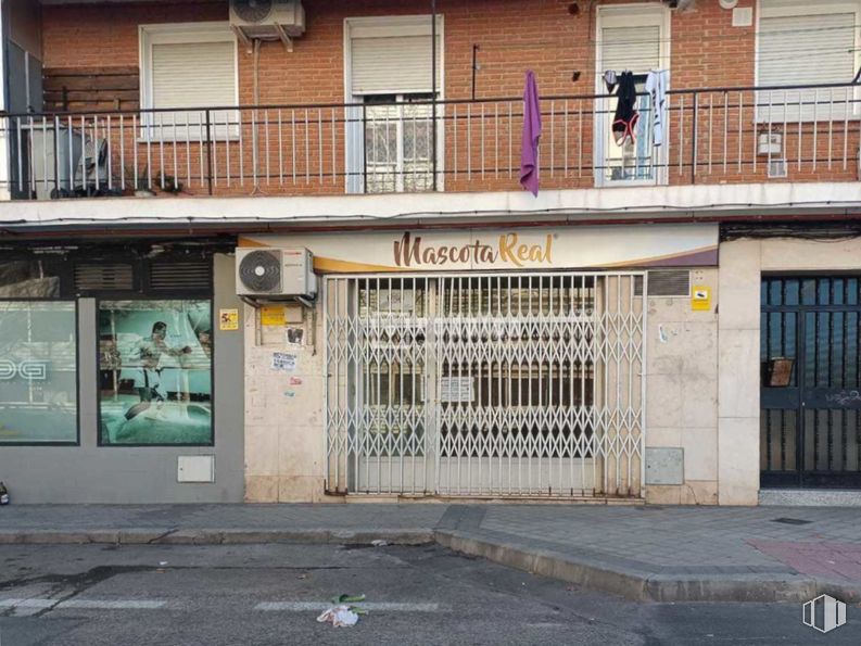 Retail for rent at Calle Casatejada, 2, Carabanchel, Madrid, 28044 with window, building, neighbourhood, wall, road surface, wood, facade, door, house and city around