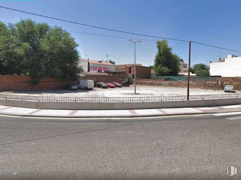 Land for sale at Paseo Ribera, Yuncler, Toledo, 45529 with building, house, sky, road surface, asphalt, street light, tree, tar, thoroughfare and urban design around