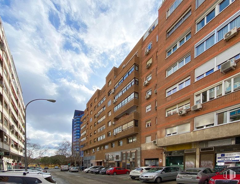 Oficina en alquiler en Calle Alustante, Chamartín, Madrid, 28002 con edificio, ventana, luz de la calle, nube, cielo, tiempo de día, rascacielos, vecindario, diseño urbano y bloque de pisos alrededor