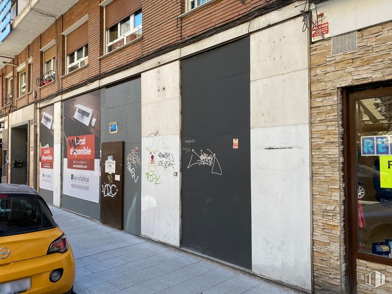 Local en alquiler y venta en Calle Suero de Quiñones, Chamartín, Madrid, 28002 con coche, ventana, luz de estacionamiento automotriz, edificio, vehículo, iluminación automotriz, amarillo, puerta, carretera y fachada alrededor