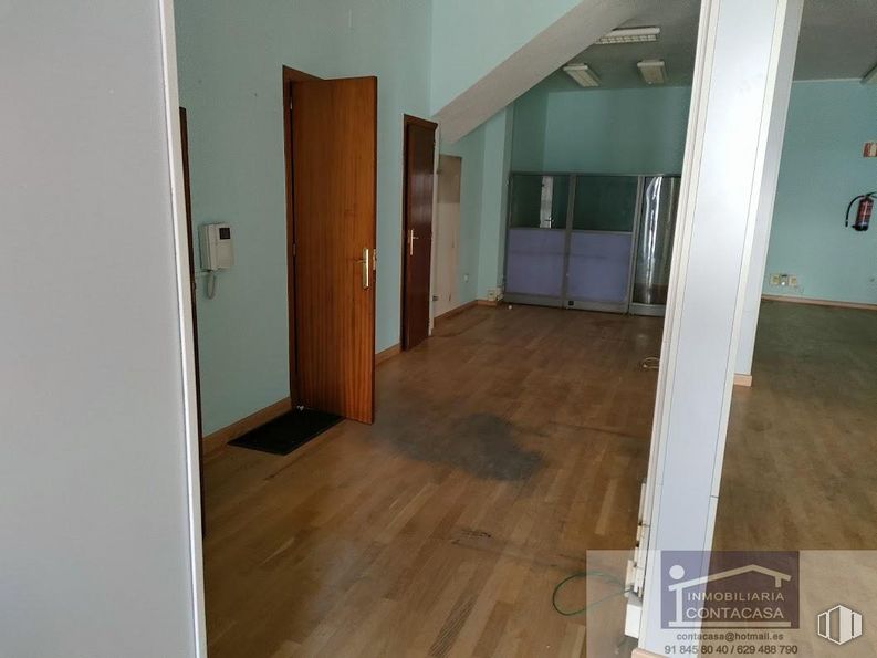 Local en alquiler y venta en Plaza Pueblo, 10, Colmenar Viejo, Madrid, 28770 con puerta, accesorio, madera, suelo, hall, suelos, material compuesto, madera dura, tinte para madera y material de construcción alrededor