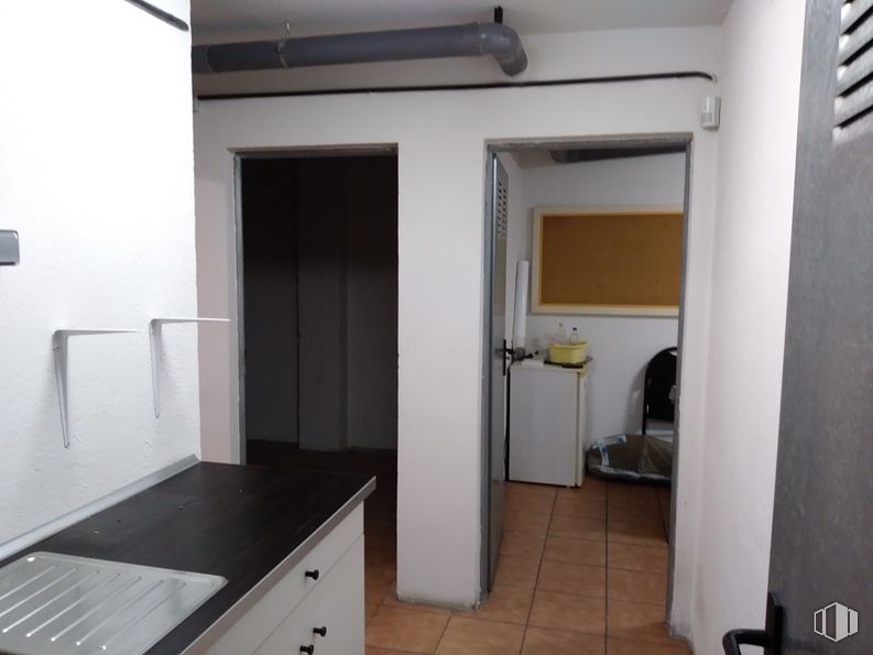 Local en venta en Calle San Pedro, 67, Coslada, Madrid, 28820 con ebanistería, propiedad, edificio, blanco, accesorio, diseño de interiores, estufa de gas, encimera, madera y suelo alrededor