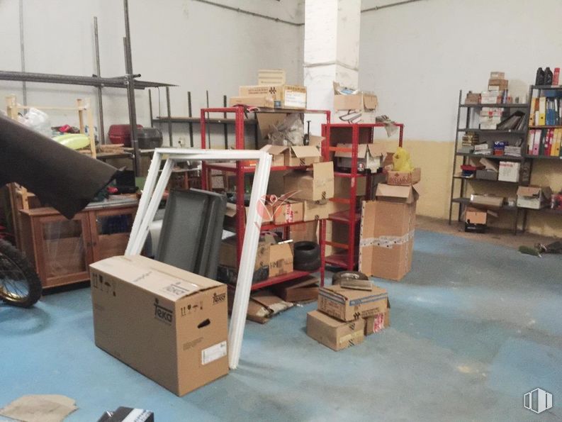 Retail for rent at Calle Jorge Torner, Cuenca, 16004 with shipping box, packaged goods, wood, shelf, floor, flooring, hardwood, automotive design, gas and shelving around