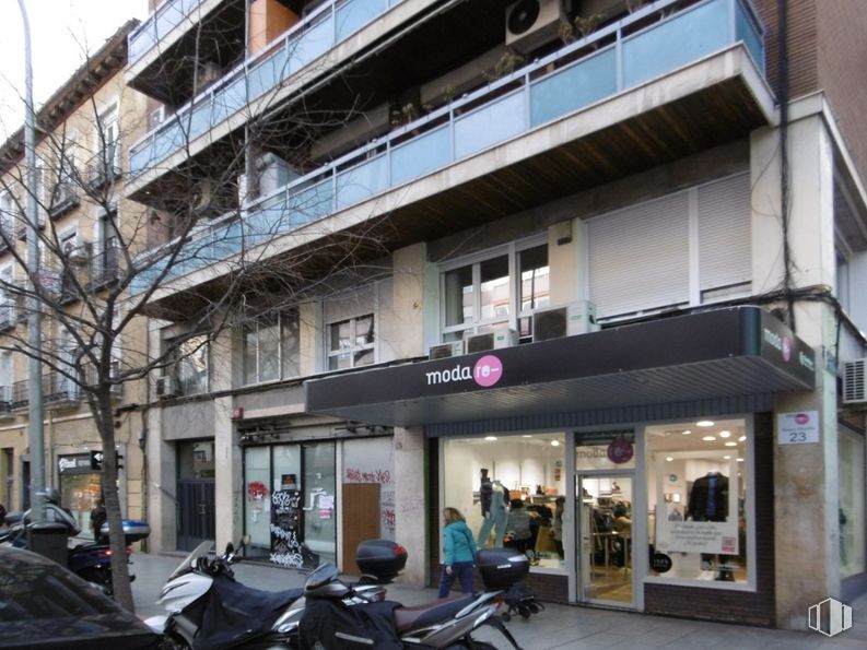 Retail for sale at Calle Bravo Murillo, 23, Chamberí, Madrid, 28015 with person, building, wheel, tire, window, vehicle, motor vehicle, urban design, automotive lighting and motorcycle around