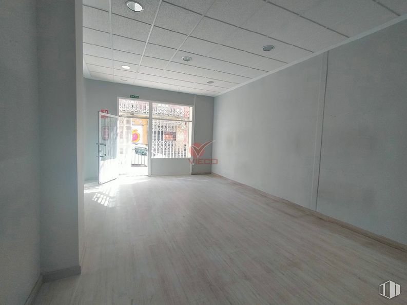 Retail for sale at Avenida Castilla La Mancha, Cuenca, 16003 with fixture, hall, wood, flooring, building, composite material, ceiling, space, concrete and glass around