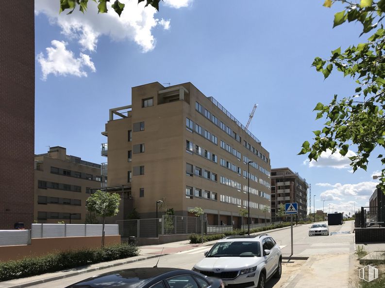 Local en alquiler en Calle Letonia, 6, Tres Cantos, Madrid, 28760 con coche, edificio, nube, cielo, vehículo terrestre, rueda, vehículo, neumático, día y planta alrededor