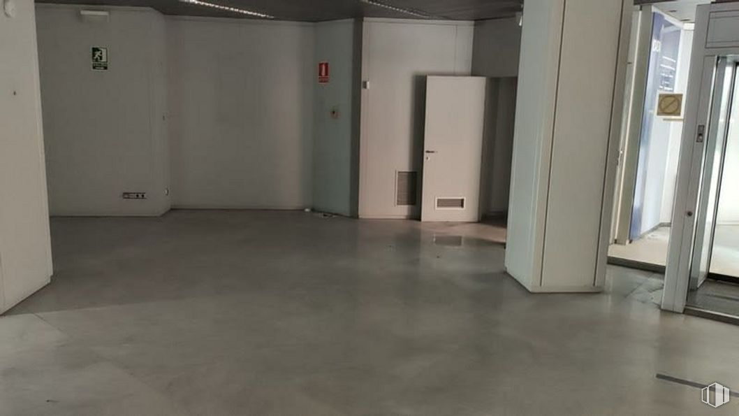 Local en alquiler y venta en Calle Sancho Dávila, Salamanca, Madrid, 28028 con puerta, accesorio, piso, pavimento, pasillo, edificio, gas, techo, madera y aluminio alrededor