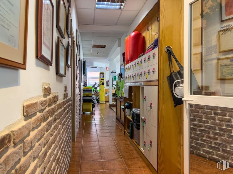 Retail for sale at Calle Eras, Ávila, 05002 with picture frame, building, door, wood, floor, flooring, brick, ceiling, hardwood and event around