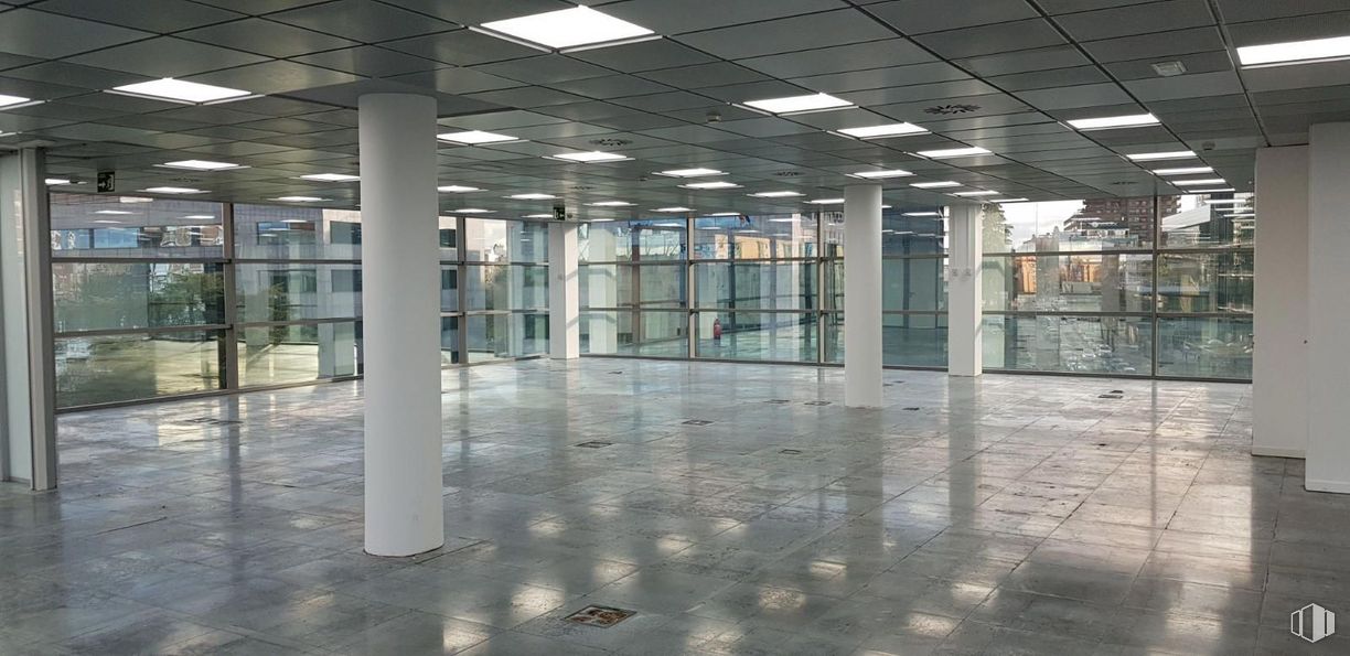 Office for rent at Calle Torrelaguna, 77, Ciudad Lineal, Madrid, 28043 with light fixture, lighting, fixture, interior design, floor, flooring, building, glass, commercial building and transparent material around