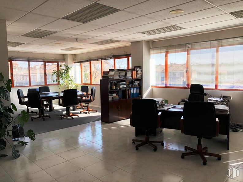 Retail for sale at Zona Asfain, Azuqueca de Henares, Guadalajara, 19200 with chair, furniture, property, plant, office chair, window, interior design, houseplant, flooring and floor around