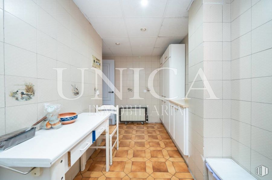 Oficina en venta en Nueva España, Chamartín, Madrid, 28016 con edificio, madera, interiorismo, suelos, suelo, accesorio, grifo, inmobiliario, suelo de baldosas y ebanistería alrededor