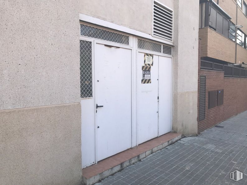 Local en venta en Avenida Ilustración, 106, Velilla de San Antonio, Madrid, 28891 con puerta, edificio, accesorio, madera, material compuesto, superficie de carretera, casa, ladrillo, gas y fachada alrededor