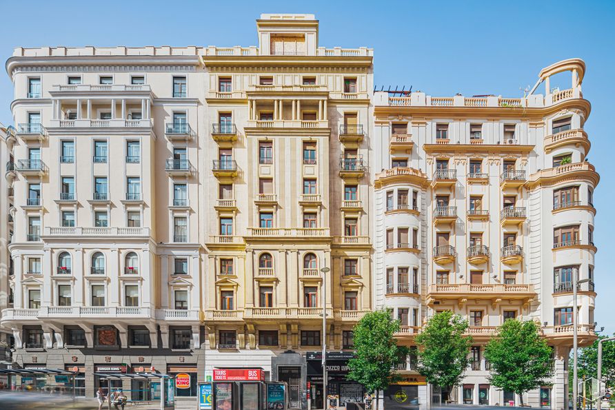 Oficina en alquiler en Calle Gran Vía, 71, Centro, Madrid, 28013 con edificio, ventana, cielo, condominio, diseño urbano, bloque de pisos, barrio, zona residencial, árbol y propiedad material alrededor