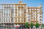 Office for rent at Calle Gran Vía, 71, Centro, Madrid, 28013 with building, window, sky, condominium, urban design, tower block, neighbourhood, residential area, tree and material property around