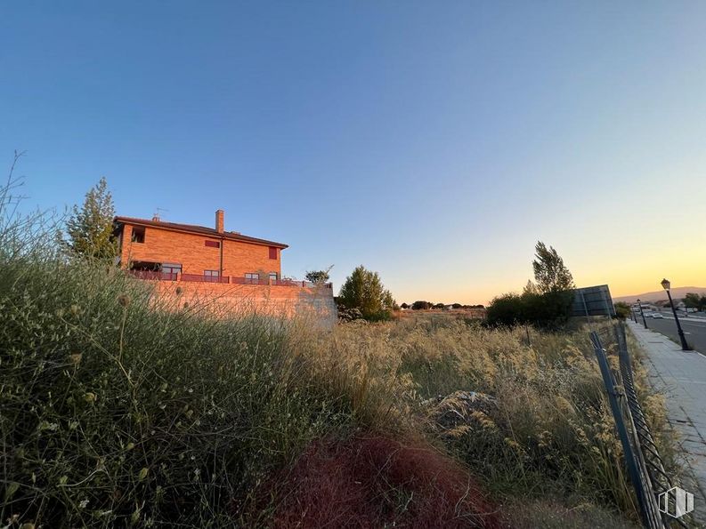 Suelo en venta en Calle Países Bajos, Ávila, 05004 con casa, cielo, planta, ventana, paisaje natural, edificio, árbol, lote de terreno, hierba y llano alrededor