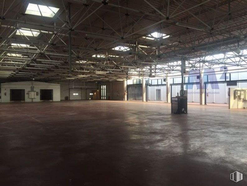 Nave en alquiler y venta en Zona Industrial Tres Cantos, Tres Cantos, Madrid, 28760 con lámpara, edificio, hall, suelos, suelo, techo, aparcamiento, metal, accesorio y evento alrededor