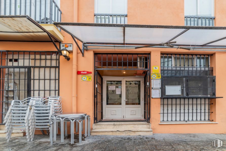 Retail for rent at Calle Pozas, 36, San Lorenzo de El Escorial, Madrid, 28200 with door, stool, chair, fixture, wood, neighbourhood, facade, real estate, window and city around