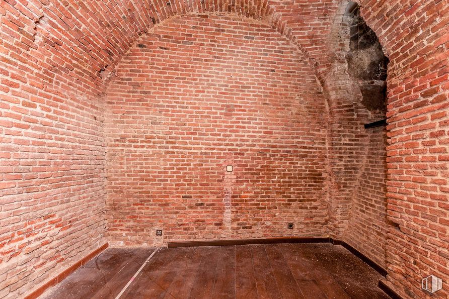 Retail for sale at Calle Espíritu Santo, Centro, Madrid, 28004 with brickwork, brick, building material, line, wood, symmetry, composite material, arch, flooring and hardwood around