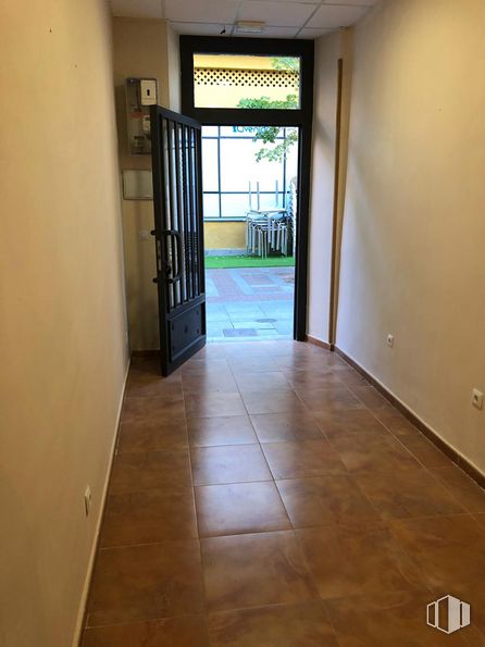 Retail for sale & for rent at Calle Enrique Larreta, 1, Ávila, 05001 with door, fixture, building, wood, floor, flooring, plant, tile flooring, tints and shades and glass around