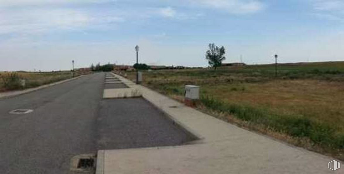 Land for sale at Carretera Segovia, s/n, Santa María la Real de Nieva, Segovia, 40440 with sky, cloud, asphalt, road surface, plant, landscape, natural landscape, grass, tree and road around