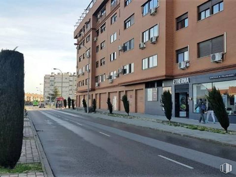 Local en venta en Avenida Las Lagunas, Parla, Madrid, 28990 con edificio, neumático, ventana, cielo, planta, superficie de carretera, diseño urbano, barrio, asfalto y área residencial alrededor