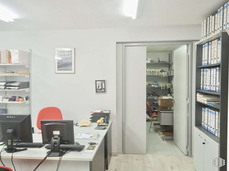 Oficina en alquiler y venta en Zona Carabanchel, Carabanchel, Madrid, 28025 con marco, pantalla de ordenador, escritorio, estantería, escritorio del ordenador, interiorismo, estante, silla de oficina, estantería y mesa alrededor