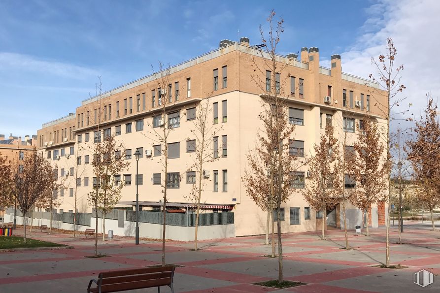 Local en alquiler en Edificio Austria, Zona Parque Europa - Hospital, Arganda del Rey, Madrid, 28500 con edificio, mesa de trabajo, cielo, nube, ventana, banco de exterior, planta, árbol, luz de la calle y diseño urbano alrededor