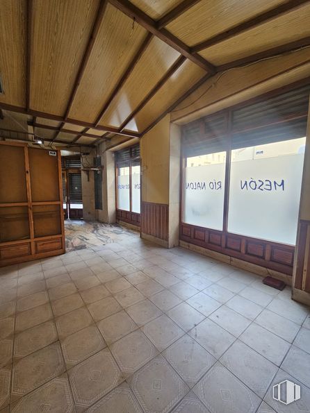 Retail for rent at Calle Donoso Cortés, Chamberí, Madrid, 28015 with window, door, wood, interior design, flooring, floor, hall, shade, beam and ceiling around