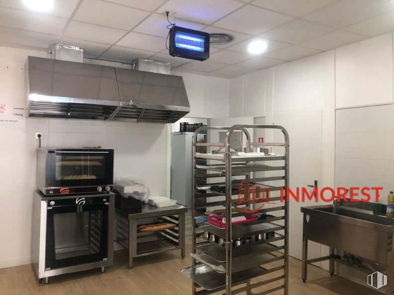 Retail for rent at Calle Doctor Marañón, Majadahonda, Madrid, 28220 with furniture, kitchen appliance, interior design, building, lcd projector, cooktop, gas stove, television, kitchen stove and cabinetry around