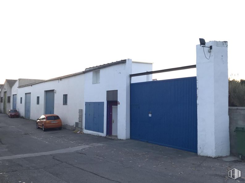 Industrial for rent at Calle Juan de Austria, 125, Guadalajara, 19004 with car, door, sky, wheel, automotive parking light, tire, asphalt, vehicle, window and gas around