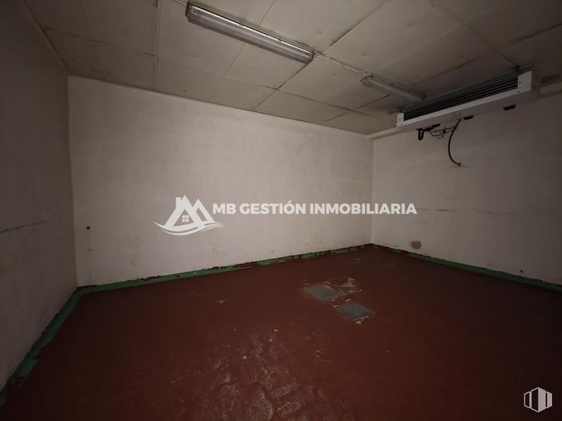 Nave en venta en Camino viejo de Getafe, Fuenlabrada, Madrid, 28946 con lámpara, edificio, suelo, suelos, madera, techo, espacio, casa, fuente y material compuesto alrededor