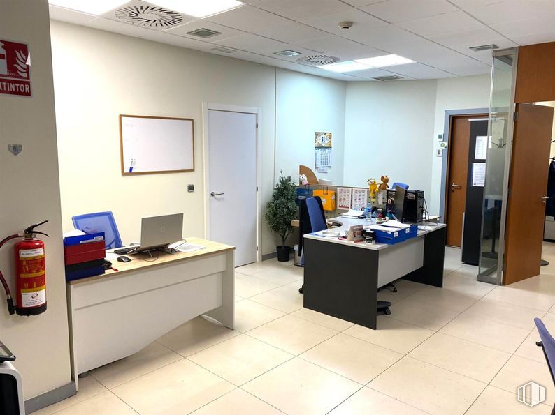 Retail for sale at Villaverde, Villaverde, Madrid, 28021 with desk, houseplant, furniture, office equipment, interior design, table, office chair, chair, flooring and lighting around