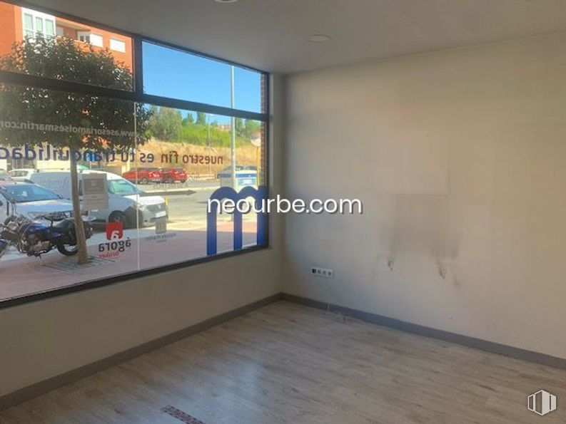 Retail for rent at Calle Agustín Rodríguez Sahagún, Ávila, 05003 with car, window, wheel, tire, vehicle, building, wood, flooring, shade and plant around