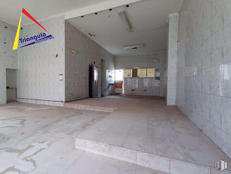 Retail for sale at Calle Guadalajara, Segovia, 40004 with fixture, floor, flooring, composite material, hall, door, concrete, gas, facade and ceiling around