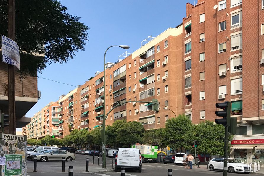 Local en venta en Calle Jacinto Verdaguer, Carabanchel, Madrid, 28019 con coche, edificio, cielo, rueda, vehículo, neumático, luz de la calle, ventana, infraestructura y árbol alrededor